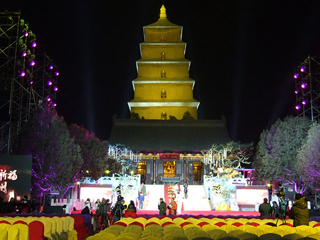 Gtek InnoCurtain graces Shaanxi satellite TV - New Year's Day activities - Wild Goose Pagoda praying, bells ringing on five continents